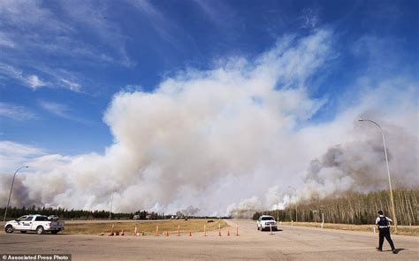 Alberta Wildfire In Fort Mcmurray Threatens To Engulf A Major Oil Sands