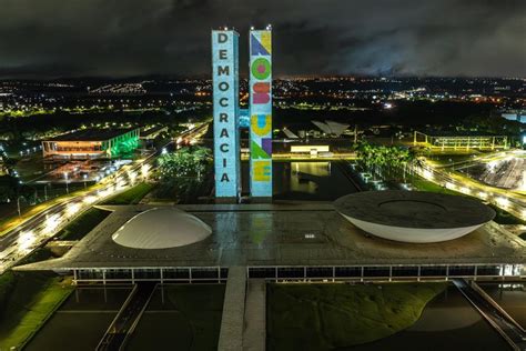 Sedes Dos Três Poderes Em Brasília Amanhecem Com Representação Da