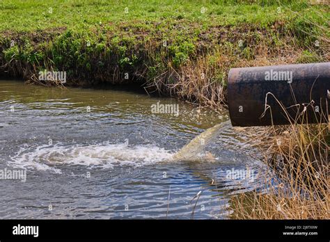 Drenaje de aguas residuales de tuberías al río ríos de contaminación y