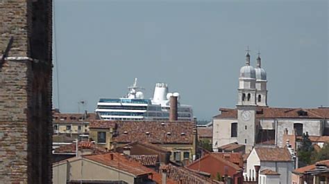 L Occhio Muto Nuvole Nere All Orizzonte Le Grandi Navi A Venezia