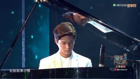 Watch: Park Bo Gum Plays Piano for “Reply 1988” Performance at Chinese Awards Ceremony | Soompi