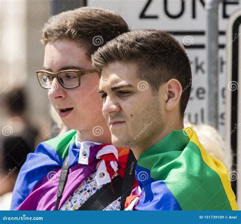 2018 Meninos Novos Que Vestem As Bandeiras Do Arco íris Que Atendem à Parada De Gay Pride