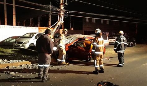 Carro bate em poste de iluminação e em transformador de energia no SIA