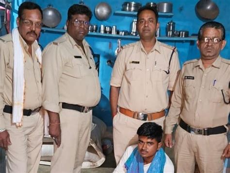 Youth Arrested With Illegal Liquor In Bandakpur आबकारी विभाग की