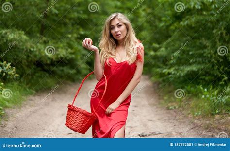 Junge Schöne Blondine Mit Langen Haaren In Einem Roten Kleid Das Mit