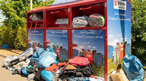 Der Gro E Stau Der Alten Kleider Textil Recycling Vor Dem Kollaps