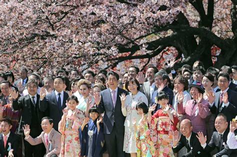 「桜を見る会」で招待客と記念撮影する安倍晋三首相（中：桜を見る会 写真特集：時事ドットコム