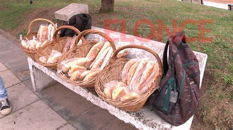 Venden Panes Saborizados En La Peatonal Y Le Sacan Una Sonrisa A La Gente