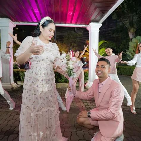 Gaya Kompak Serba Pink Raffi Ahmad Dan Nagita Slavina Rayakan