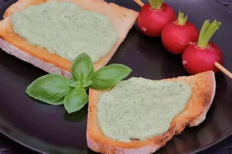 Tartinade aux fanes de radis et chèvre frais