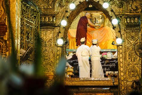 A Imagem Superior Da Buda De Mahamuni Da Lavagem Da Monge No Ritual Da