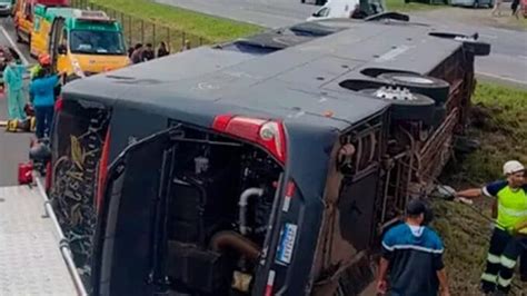 Ônibus de dupla sertaneja sofre grave acidente em SP após show seis