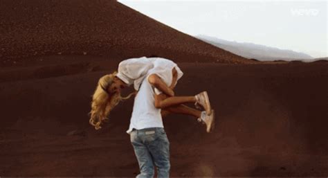 Couple  Find And Share On Giphy