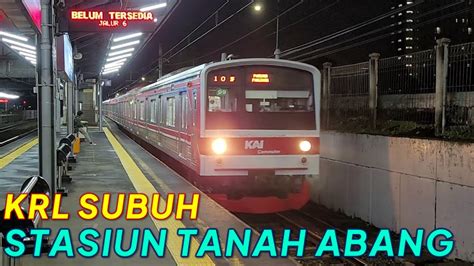 SUBUH SUBUH DI STASIUN TRANSIT KRL Kumpulan Kereta Api KRL Commuter