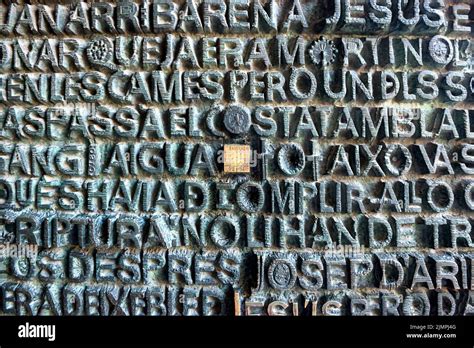 El Cuadrado Mágico En La Puerta De La Sagrada Familia Fotografía De