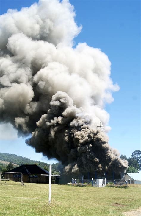 Fotoramas De Quellón Voraz Incendio Arraso Con Iglesia Católica En San Juan De Chadmo” En Quellón