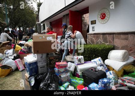 Menschen spenden in einer Sammlung außerhalb der türkischen