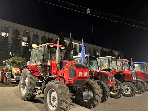 Fermierii Anun C Ast Zi Vor Organiza Mar Uri Cu Tehnic Agricol