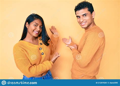 Hermosa Latina Joven Pareja Con Ropa Casual Juntos Invitando A Entrar Sonriendo Natural Con La