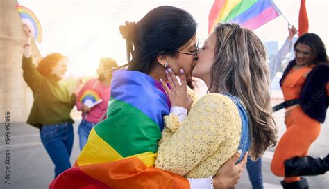 Foto Stock Two Young Loving Girls Kissing On Gay Pride Festival Day