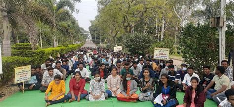 Agri Protest Mpsc Candidates Protest Against New Exam Format In