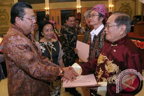 Pemprov Kalbar Beri Penghargaan Tokoh Pendidikan Dan Budaya ANTARA News