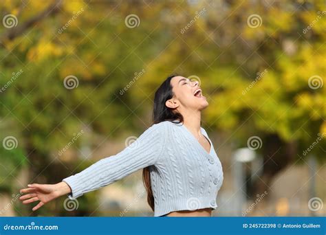 Mujer Emocionada Gritando Brazos Extendidos En Un Parque Foto De