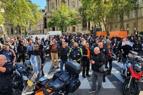 VIDÉO Manifestation des motards à Paris contre le stationnement payant