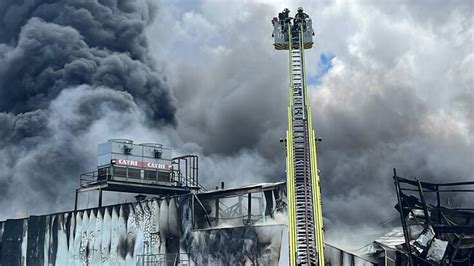 Un Incendio Industrial Provoca Una Gigantesca Columna De Humo En Getafe