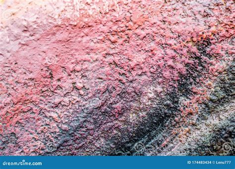 Parede De Gesso Rosa Textura Brilhante Com Elementos Escuros Foto De