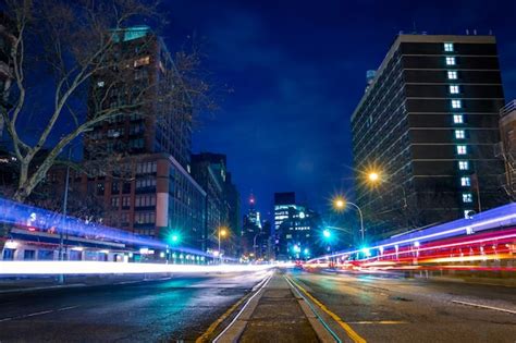 Estados Unidos Nueva York Calle De La Noche De Manhattan Y Pistas De