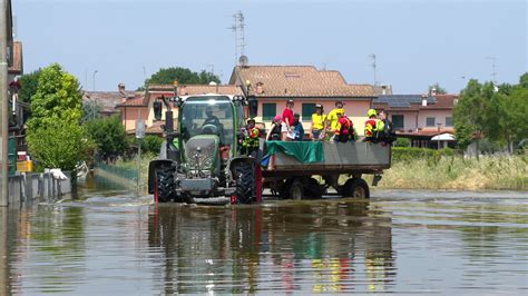 Conselice Ancora Sott Acqua In Giro Per Le Vie In Trattore Local Team