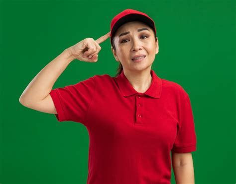 Repartidor Joven En Uniforme Rojo Y Gorra Confundida Y Disgustada