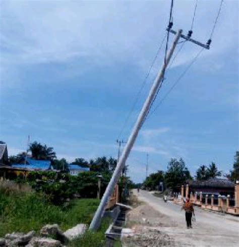 GoRiau Bahayakan Warga Tiang Listrik PLN Di Desa Ini Nyaris Tumbang