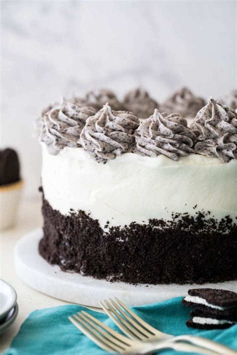 This Fluffy Oreo Cake With Cookies And Cream Frosting Can Be Made As A