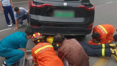 电动三轮车主与轿车相撞后被困车底，消防紧急救援 凤凰网视频 凤凰网