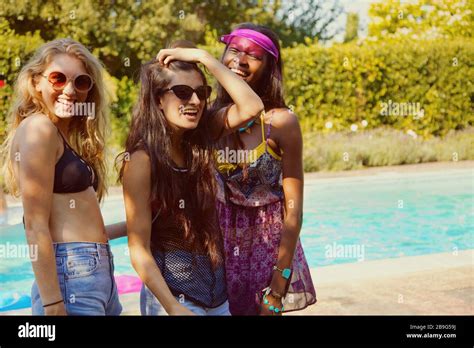 Teenage girl in bikini posing fotografías e imágenes de alta resolución