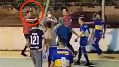 V Deo Rbitro Saca Un Arma Y Apunta A Jugadores Al Final De Un Partido