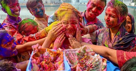 Happy Holi देश भर में रंगोत्सव होली की धूम हर्षोल्लास से मनाया जा रहा