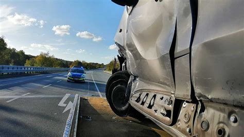 Unfall Beim Abbiegen Zwei Verletzte Auf Der B Bei Brakel Nw De