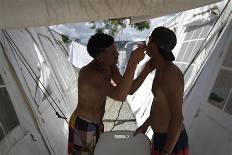 Miles de inmigrantes venezolanos varados en selva de Panamá por cierre