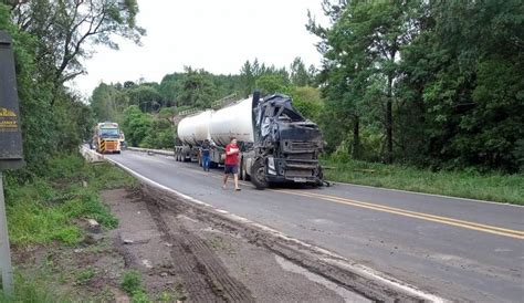 Motorista Morre Ap S Violenta Colis O Entre Duas Carretas Na Br