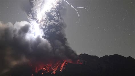 El momento exacto en que un relámpago golpea el cráter de un volcán en