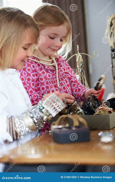 Duas Meninas Que Jogam Com Joia E Compo Foto De Stock Imagem De