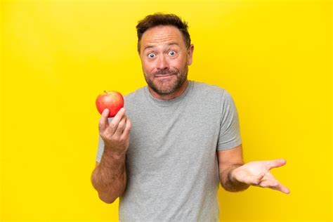 Hombre Cauc Sico De Mediana Edad Con Una Manzana Aislada De Fondo