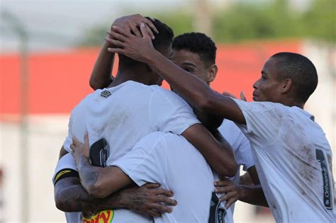 Santos vence o Coritiba e se recupera após duas derrotas no Brasileirão