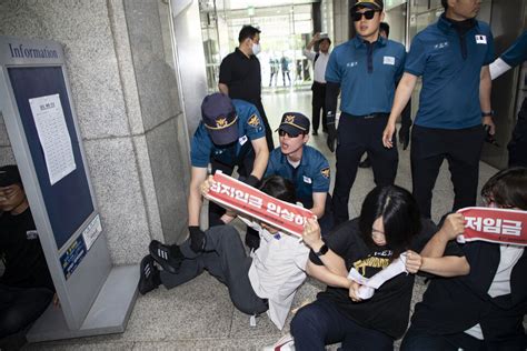 ‘최저임금 인상 차별적용 반대 항의행동 23명 조합원 경찰 연행 민주노총 긴급 투쟁지침 내려