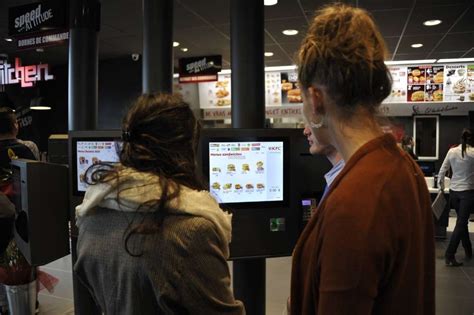 En images louverture du KFC à Agen a fait le plein Sud Ouest fr