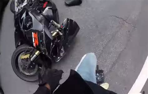 Impressionnant Accident Entre Une Moto Et Une Voiture