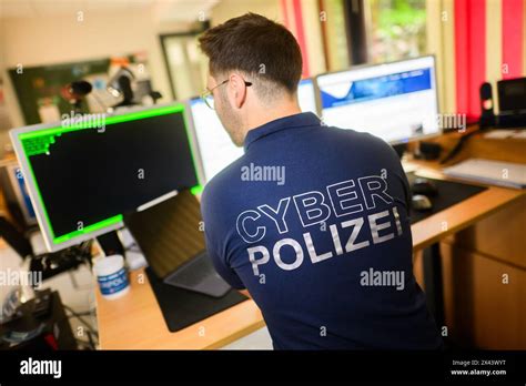 Hannover Deutschland April Ein Polizist Mit Einem Polohemd